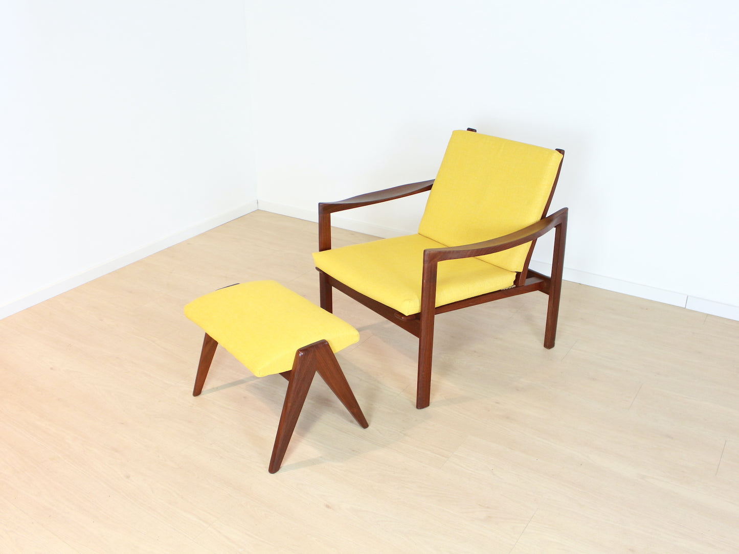 Vintage fauteuil met krukje