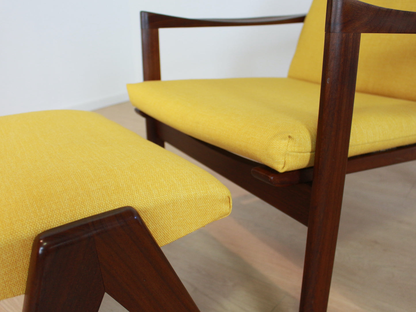 Vintage fauteuil met krukje