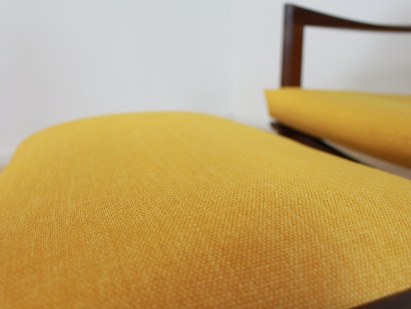 Vintage fauteuil met krukje
