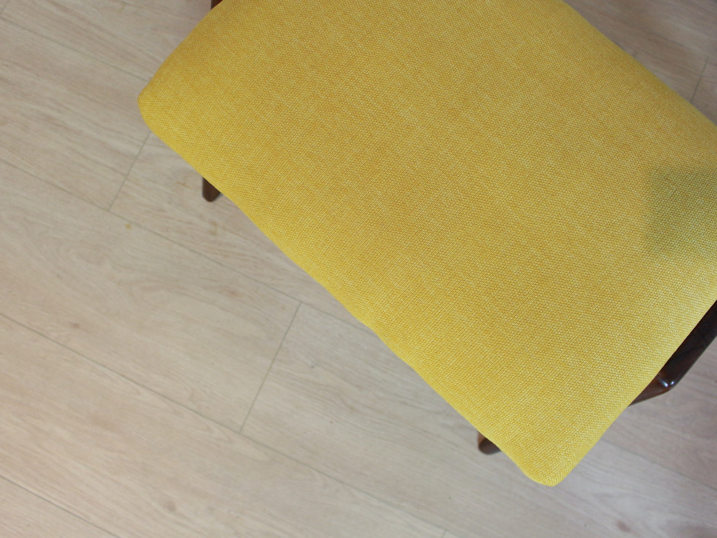 Vintage fauteuil met krukje