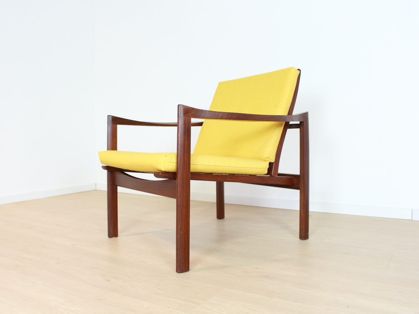Vintage fauteuil met krukje