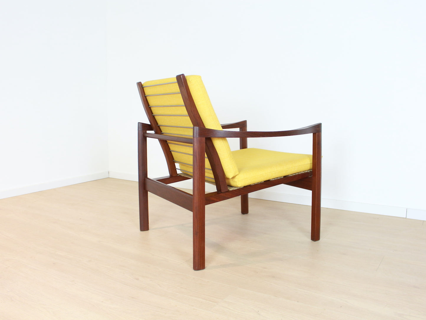 Vintage fauteuil met krukje