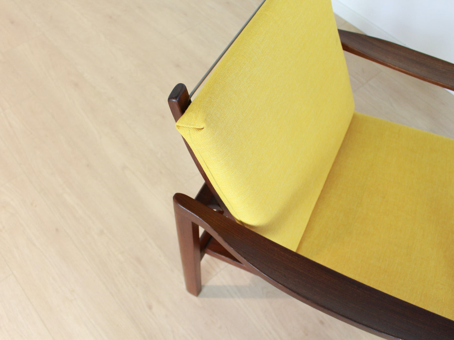 Vintage fauteuil met krukje