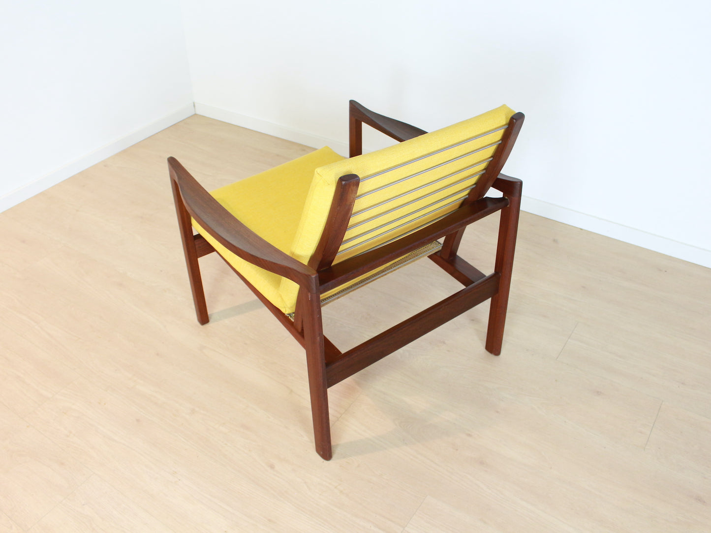 Vintage fauteuil met krukje
