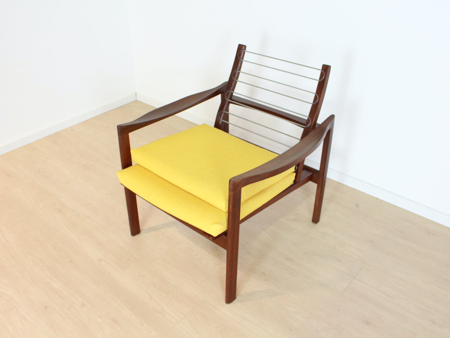 Vintage fauteuil met krukje