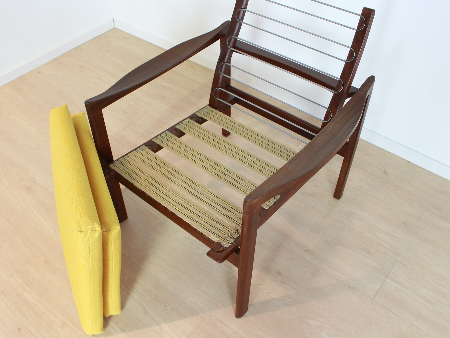 Vintage fauteuil met krukje