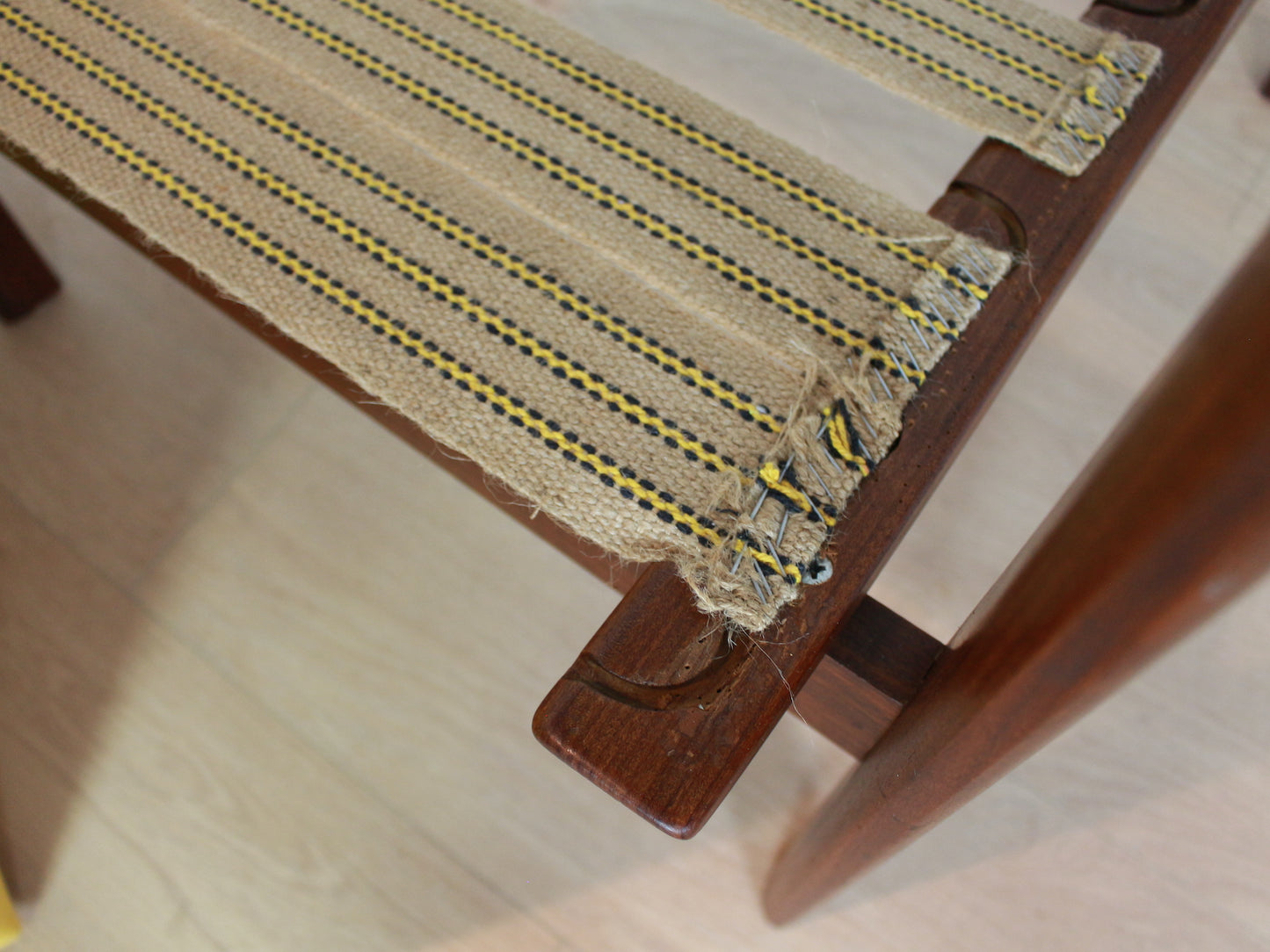 Vintage fauteuil met krukje