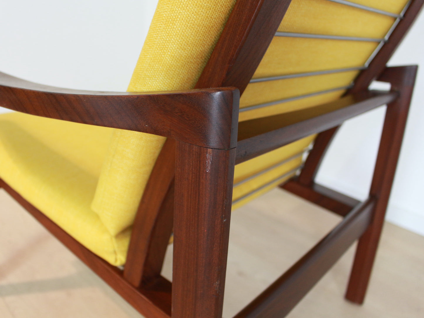 Vintage fauteuil met krukje
