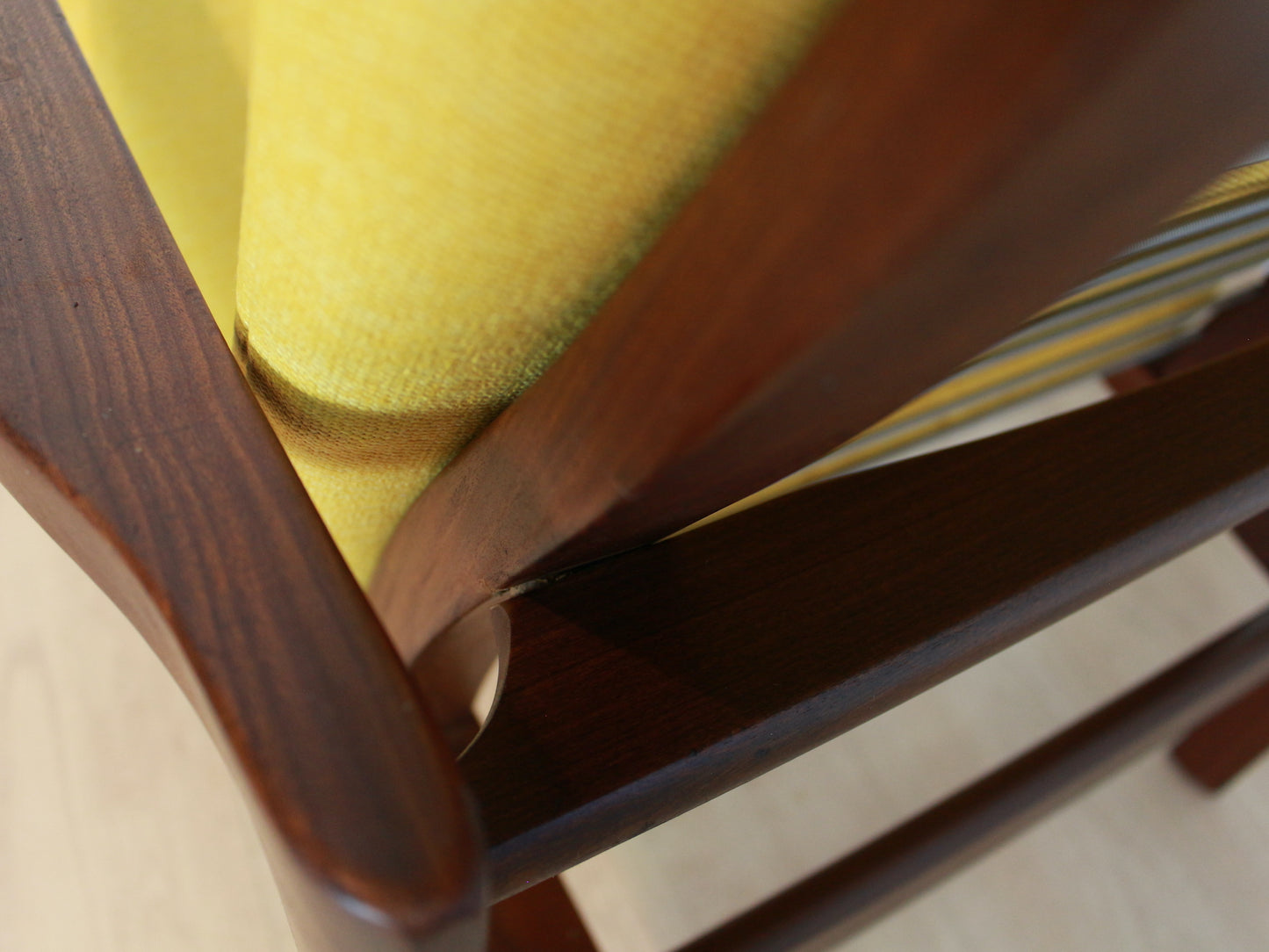 Vintage fauteuil met krukje