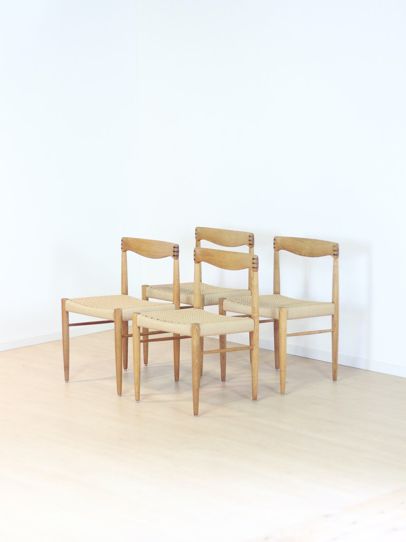 Set van 4 eiken eetkamer stoelen H.W. Klein Bramin