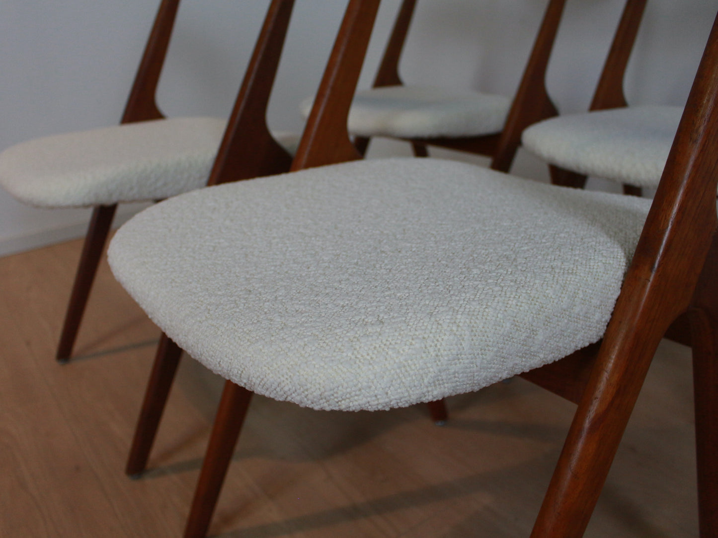 Set Bouclé eetkamerstoelen Albin Johansson and Sons