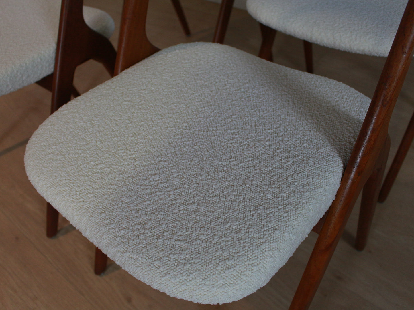 Set Bouclé eetkamerstoelen Albin Johansson and Sons