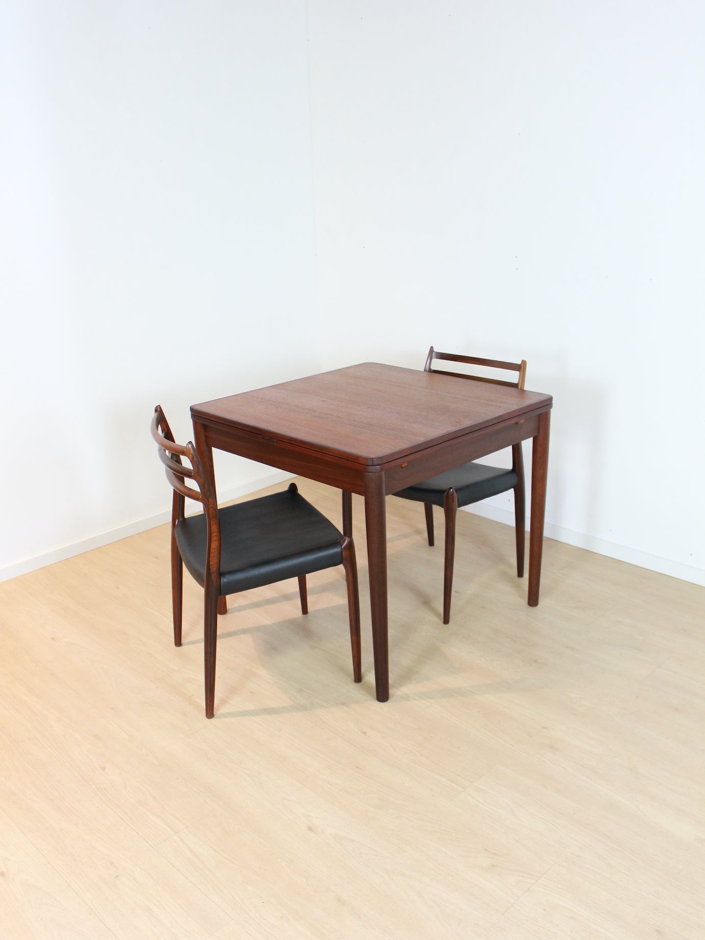 kleine teak eettafel uitschuifbaar