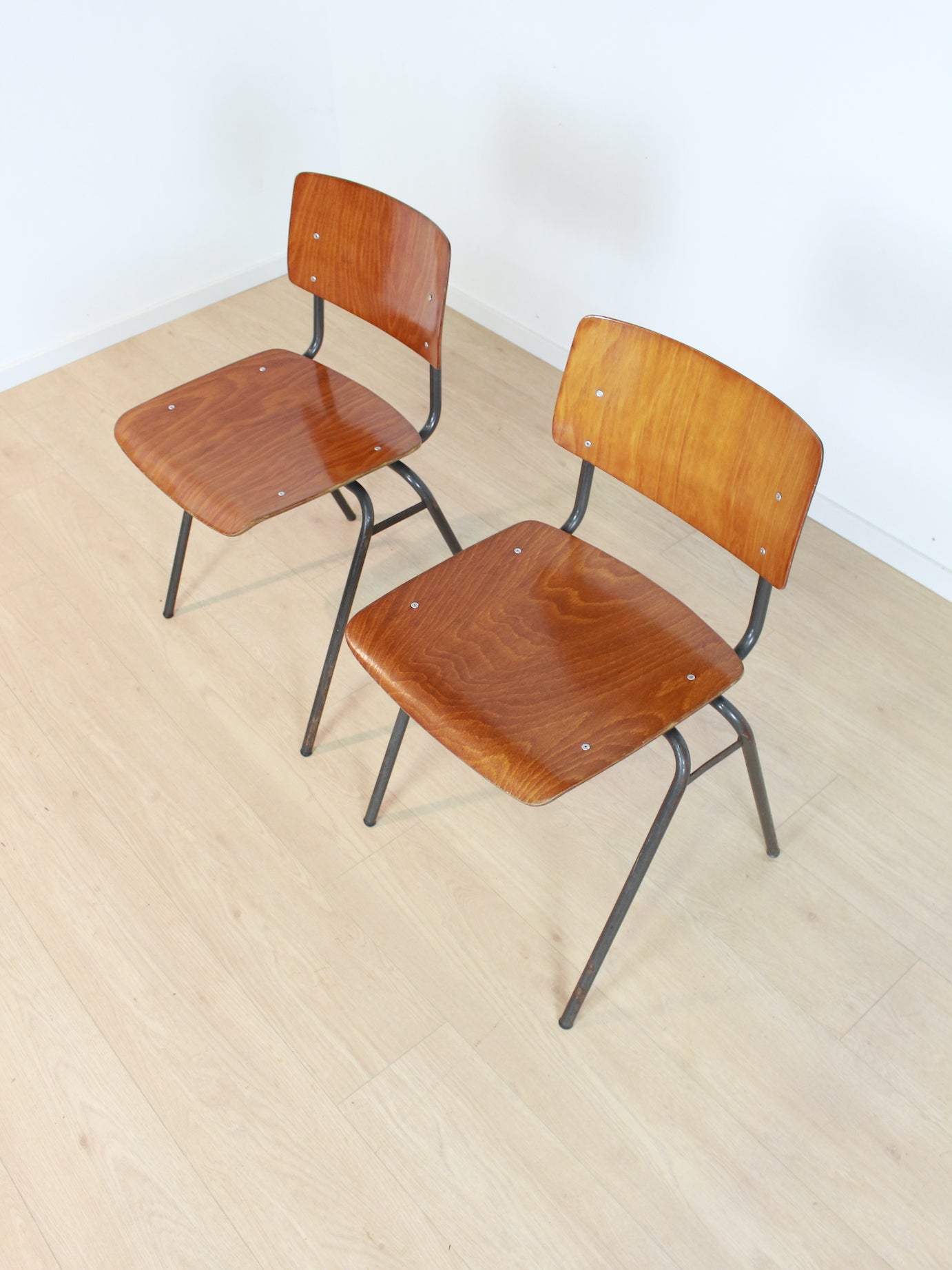 set van twee schoolstoelen