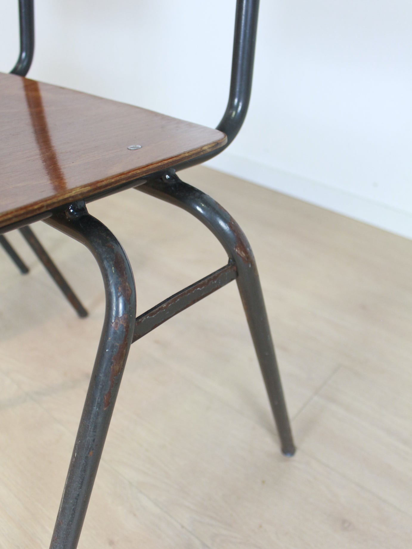 set van twee schoolstoelen