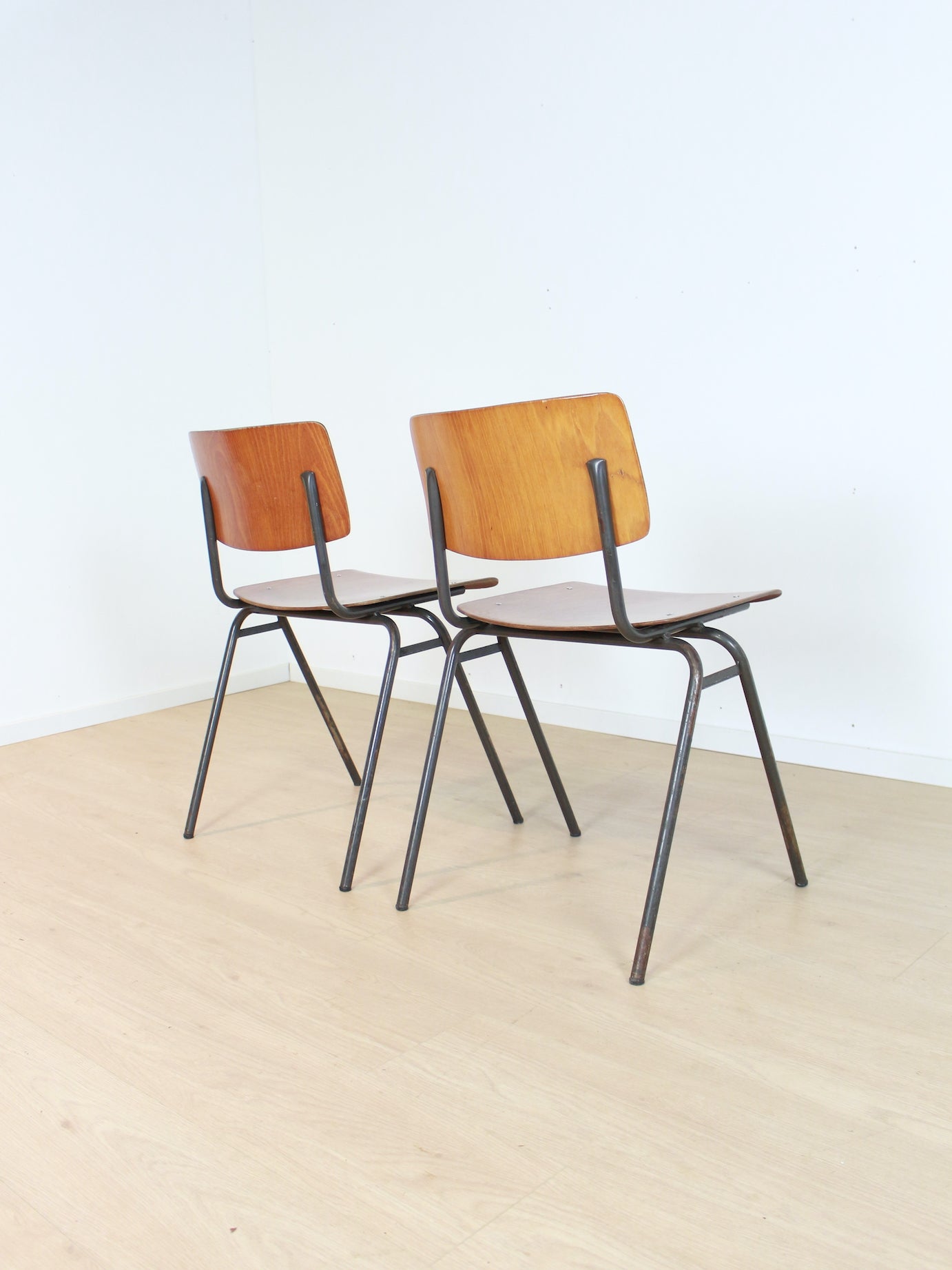 set van twee schoolstoelen