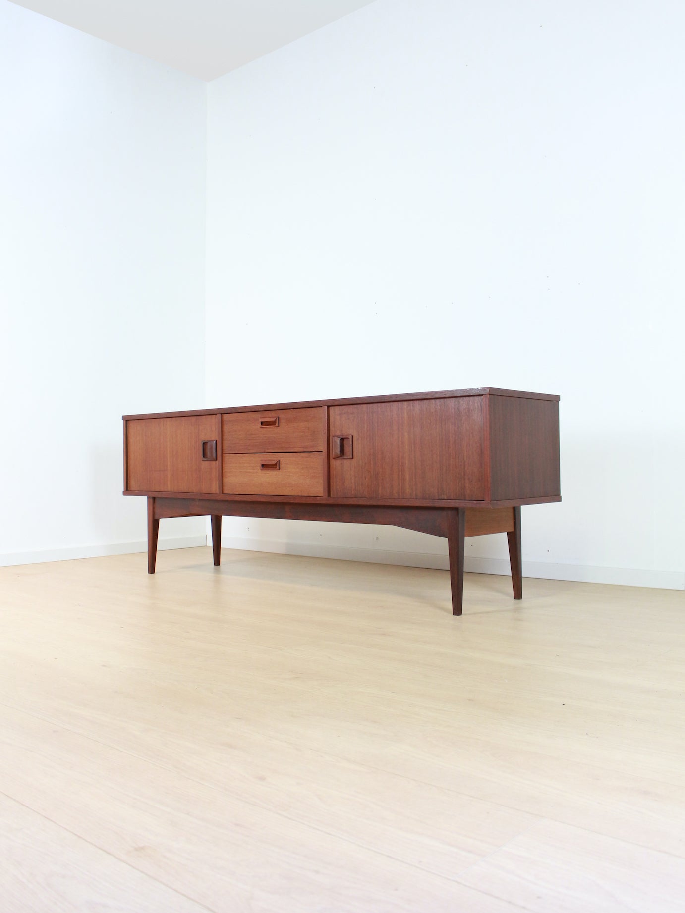 Vintage teak dressoir