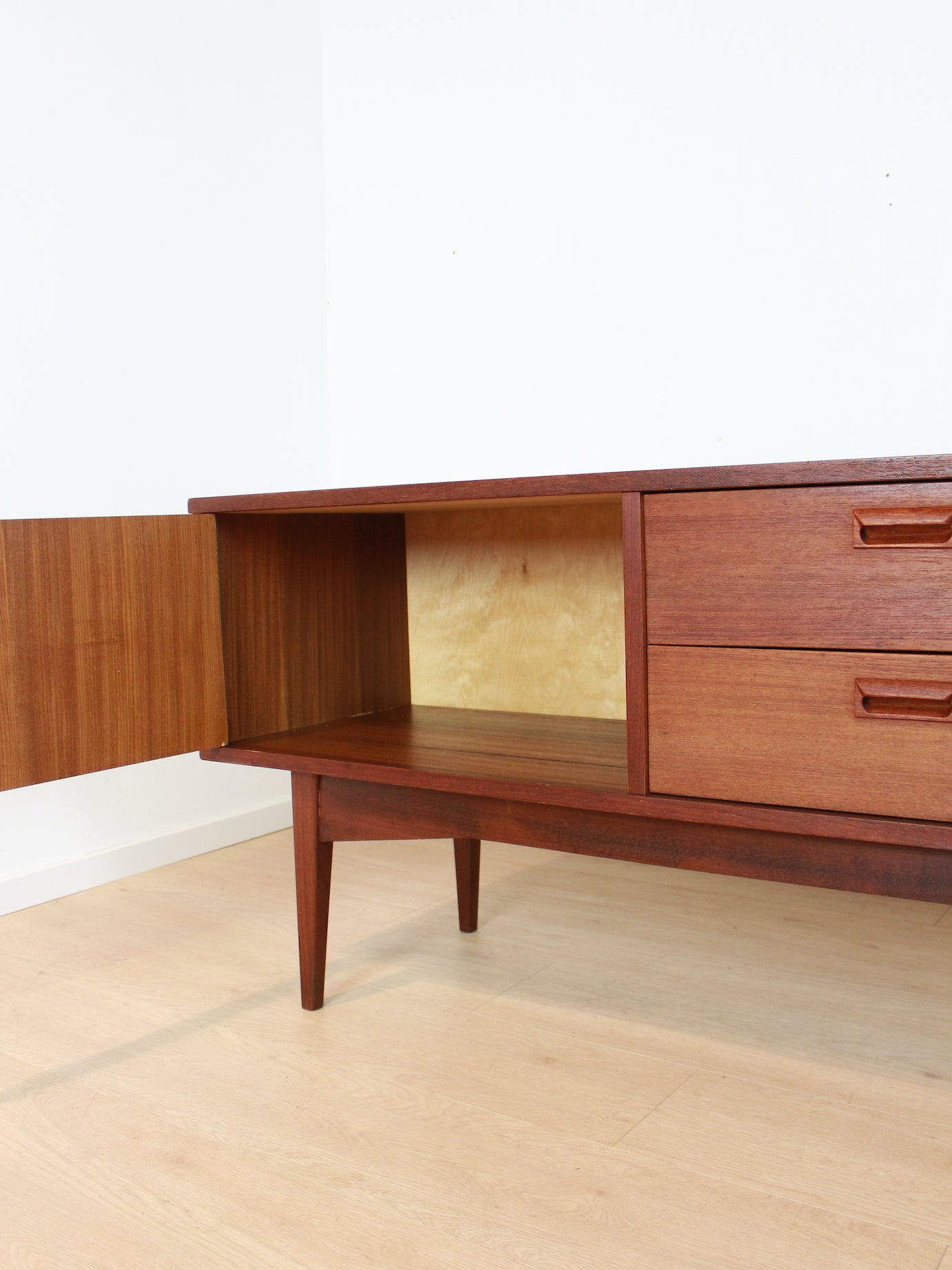 Vintage teak dressoir