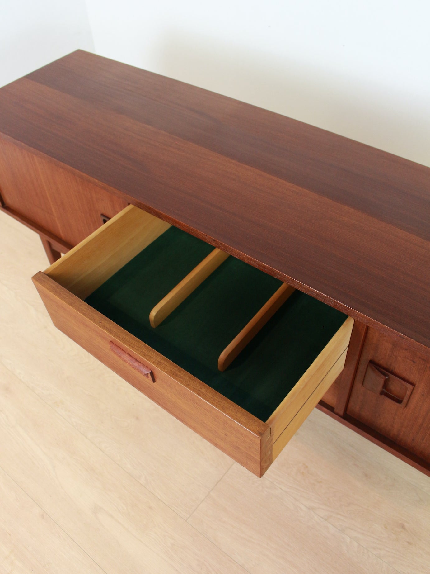 Vintage teak dressoir
