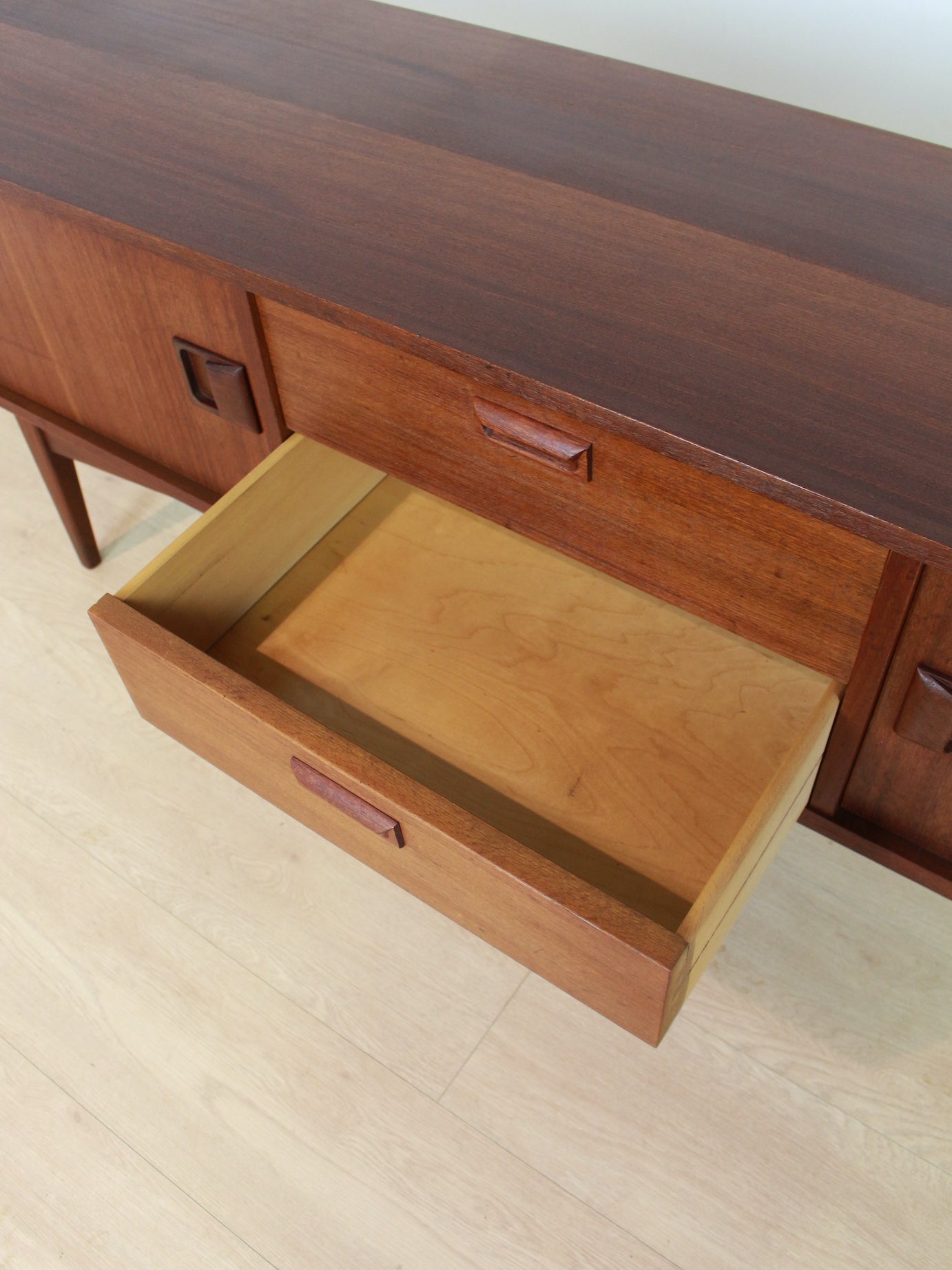 Vintage teak dressoir