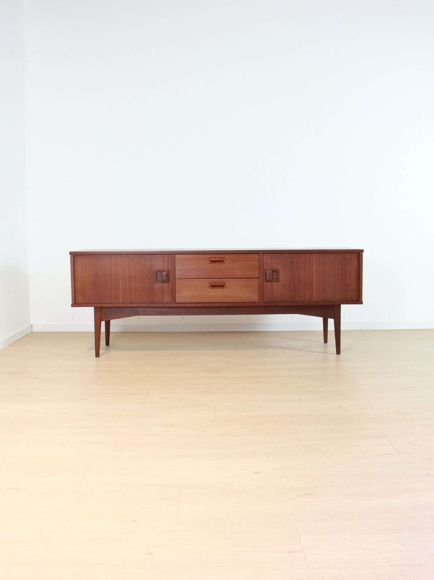 Vintage teak dressoir