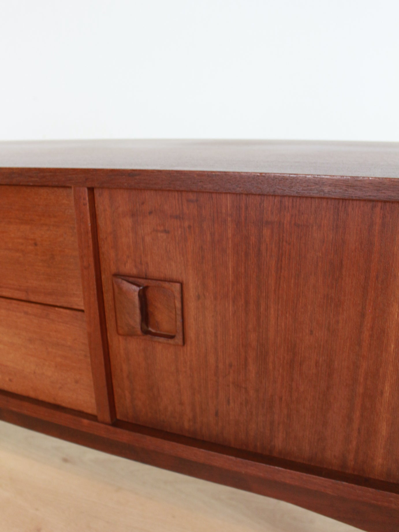 Vintage teak dressoir