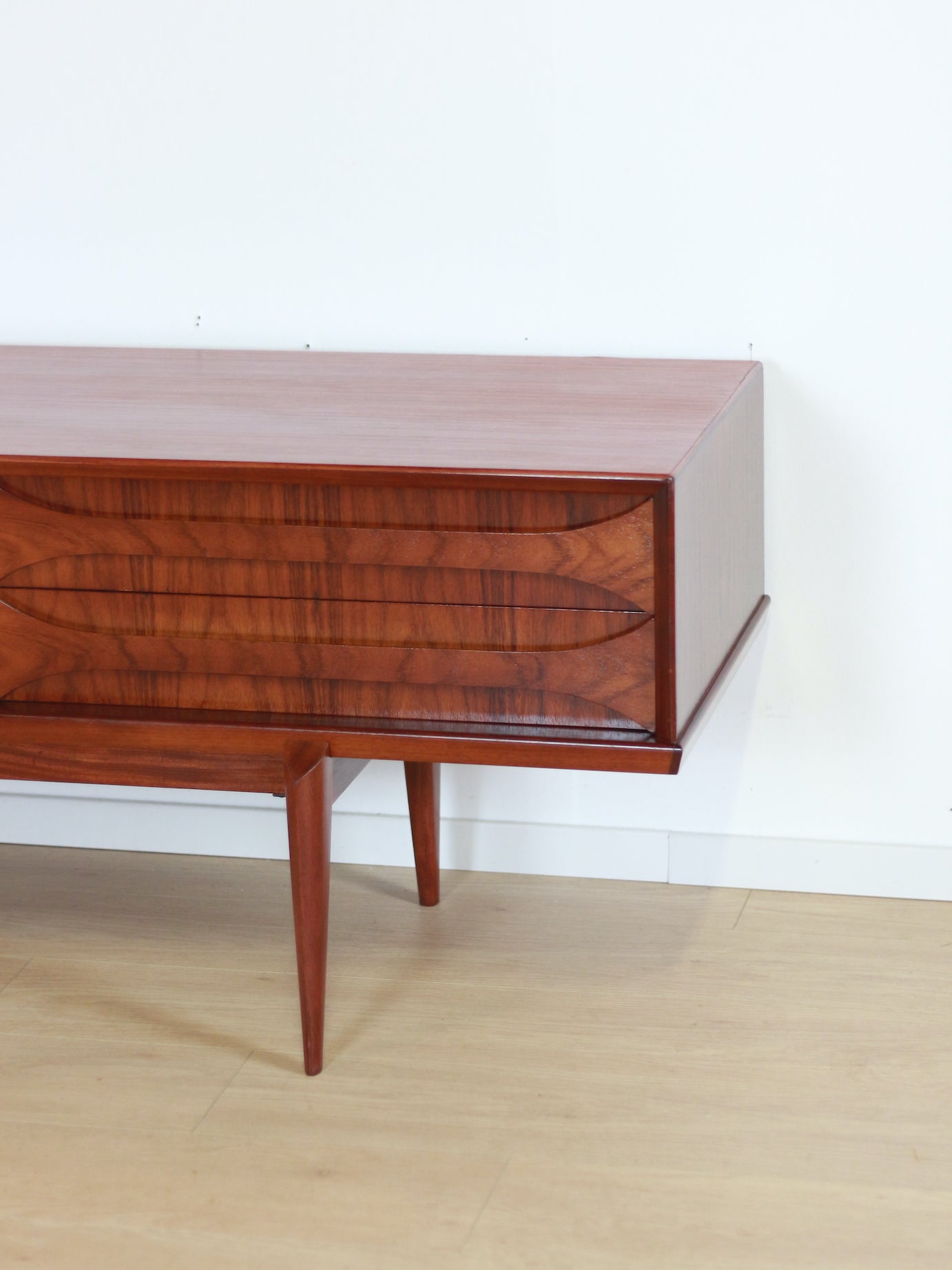 Oswald Vermaercke Paola dressoir V-Form