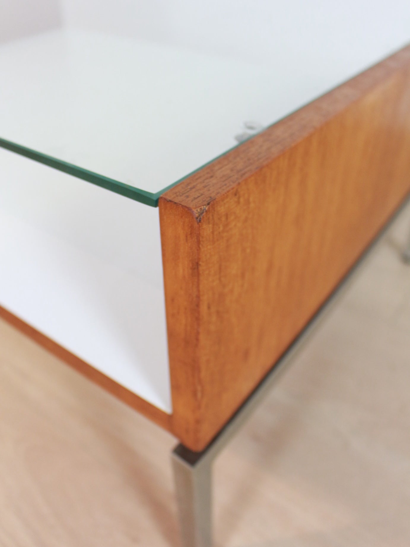 vintage salontafel met glazen blad