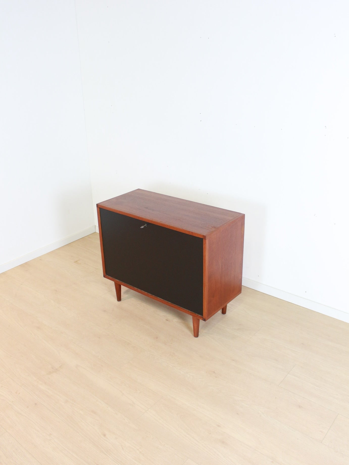 Teak/zwart kastje