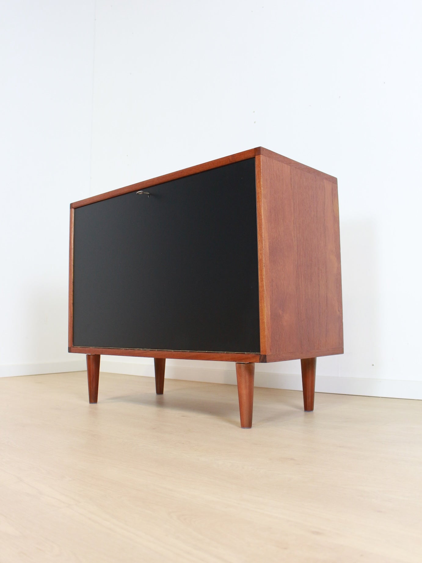 Teak/zwart kastje