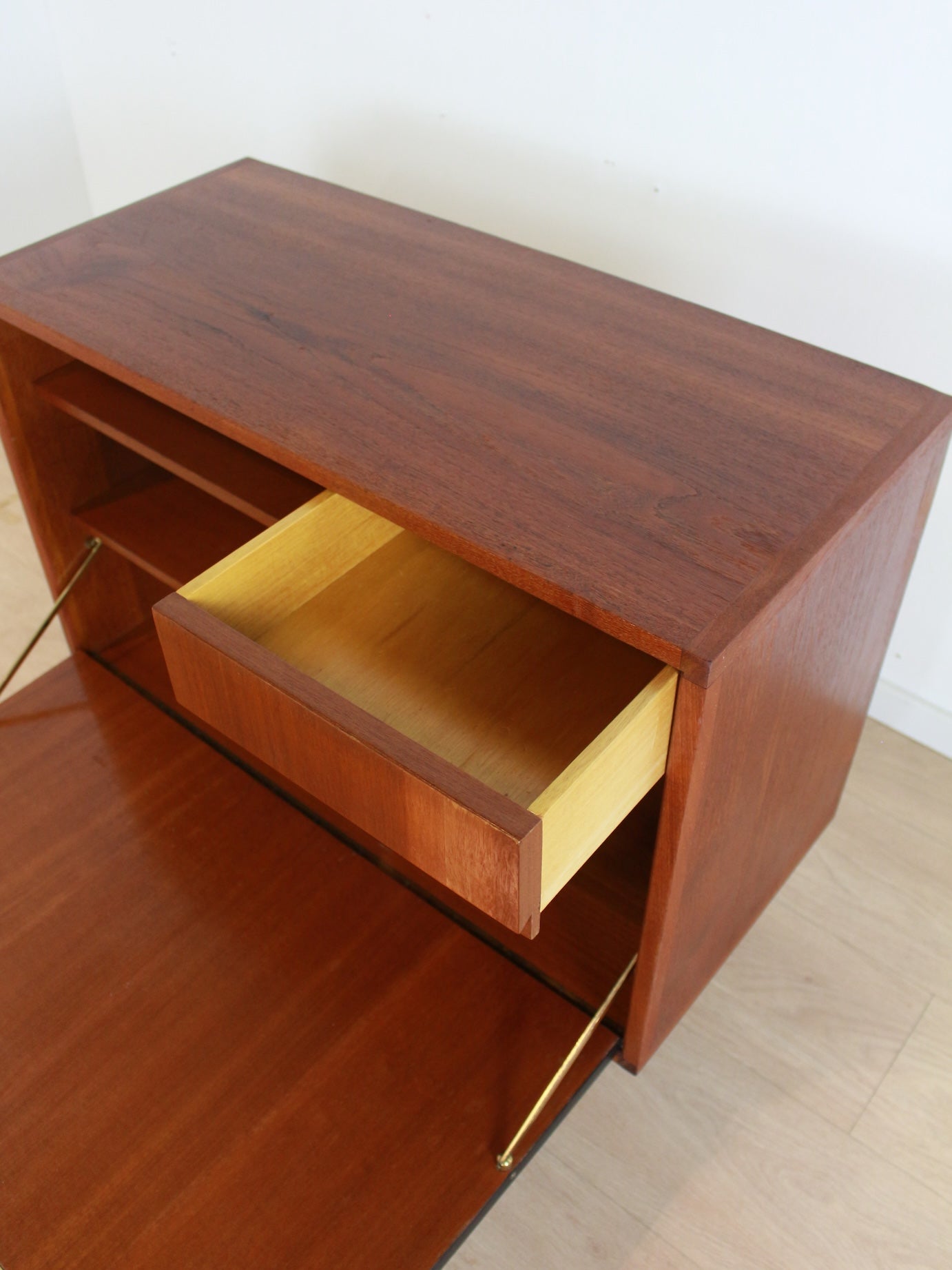 Teak/zwart kastje
