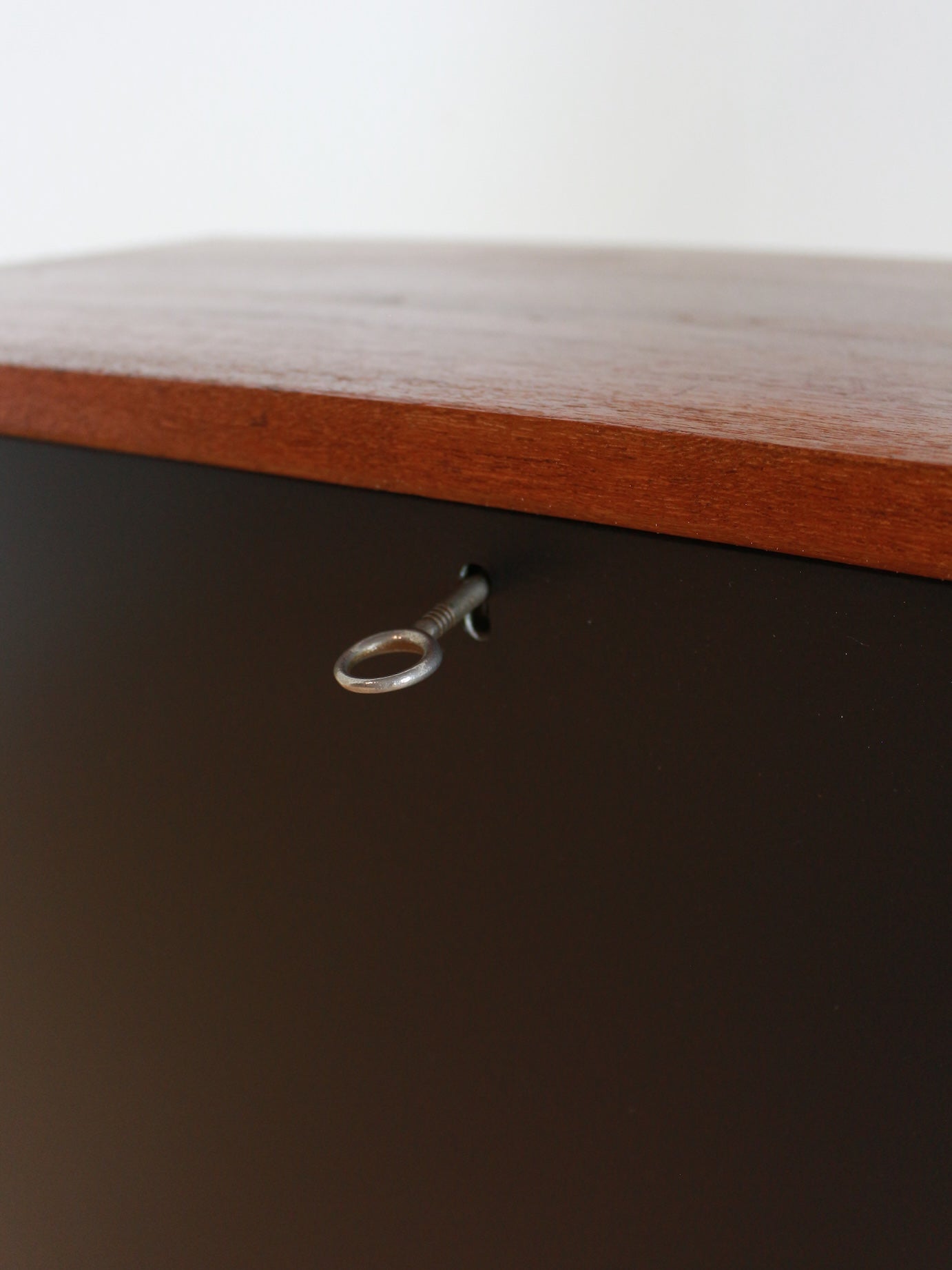 Teak/zwart kastje