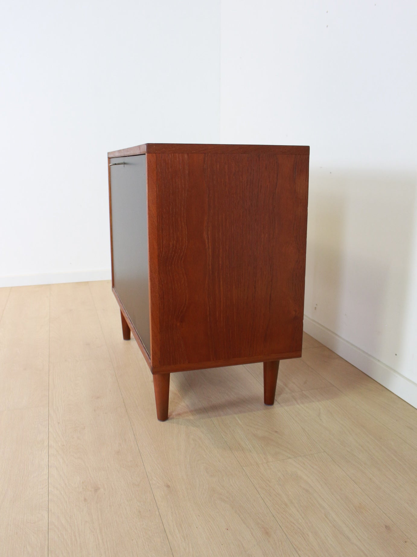 Teak/zwart kastje