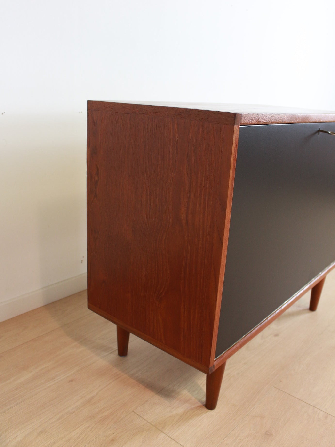Teak/zwart kastje