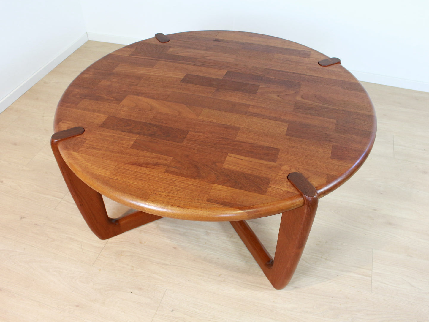 ronde salontafel Niels Bach