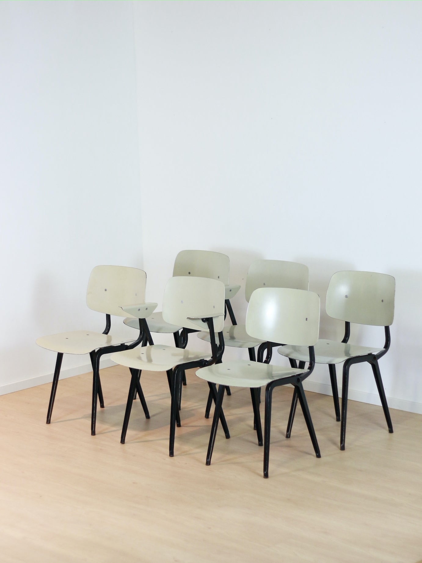 Set van 6 Friso Kramer Ahrend de Cirkel Revolt stoelen