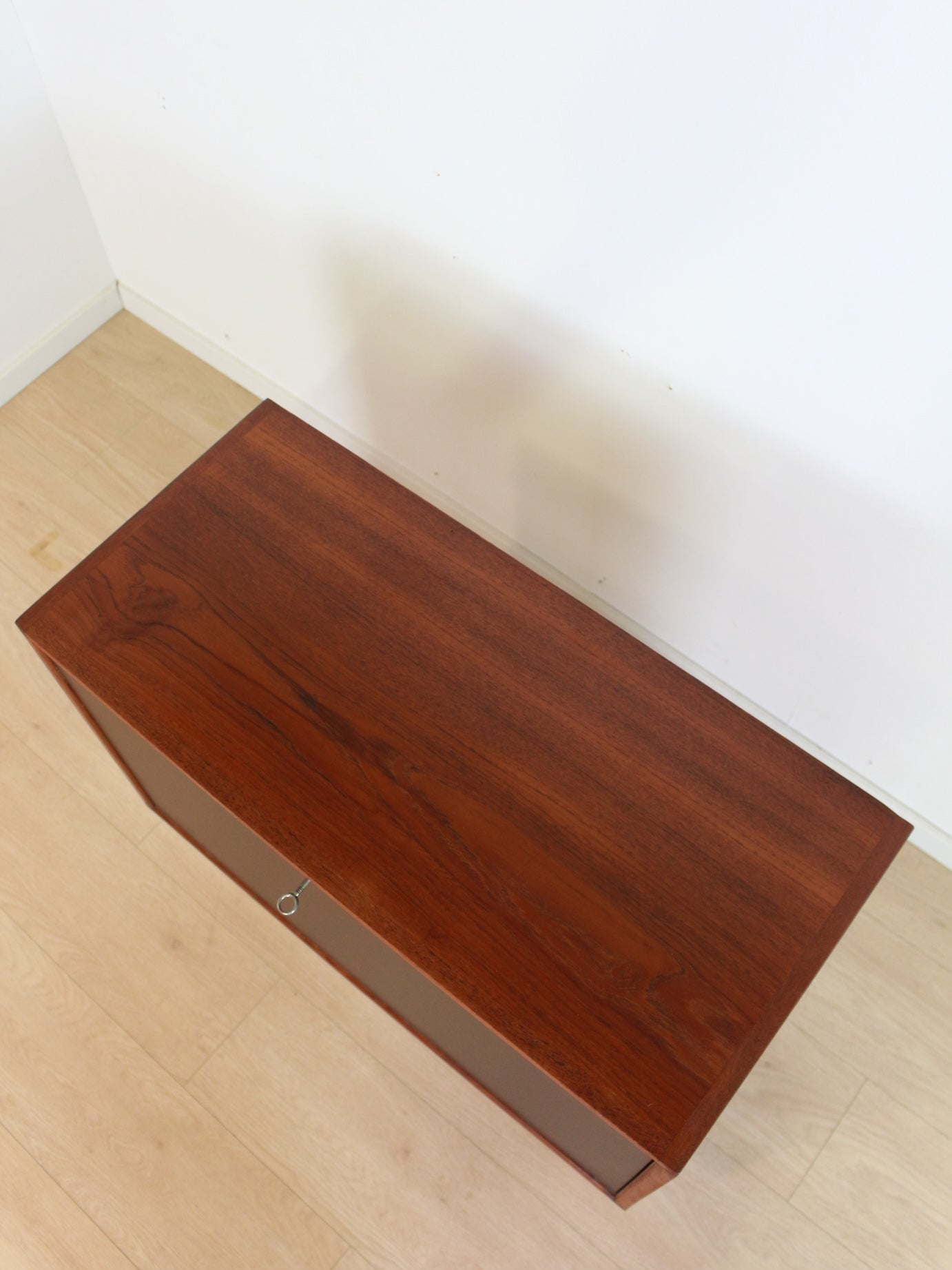 Teak/zwart kastje