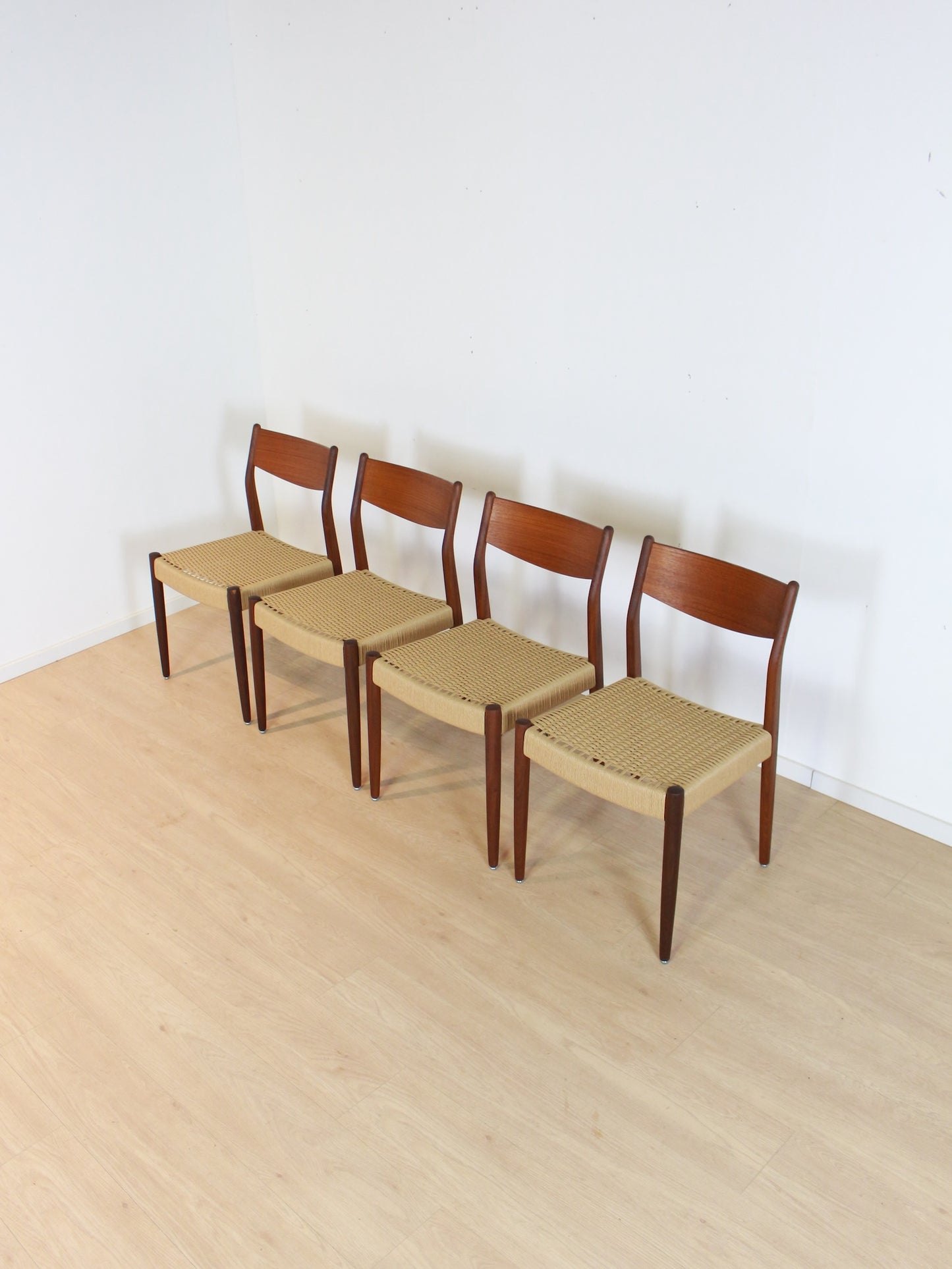 set 4 Fristho papercord eetkamerstoelen