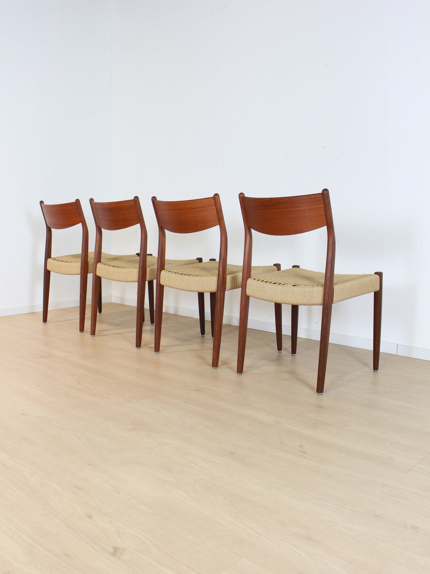 set 4 Fristho papercord eetkamerstoelen